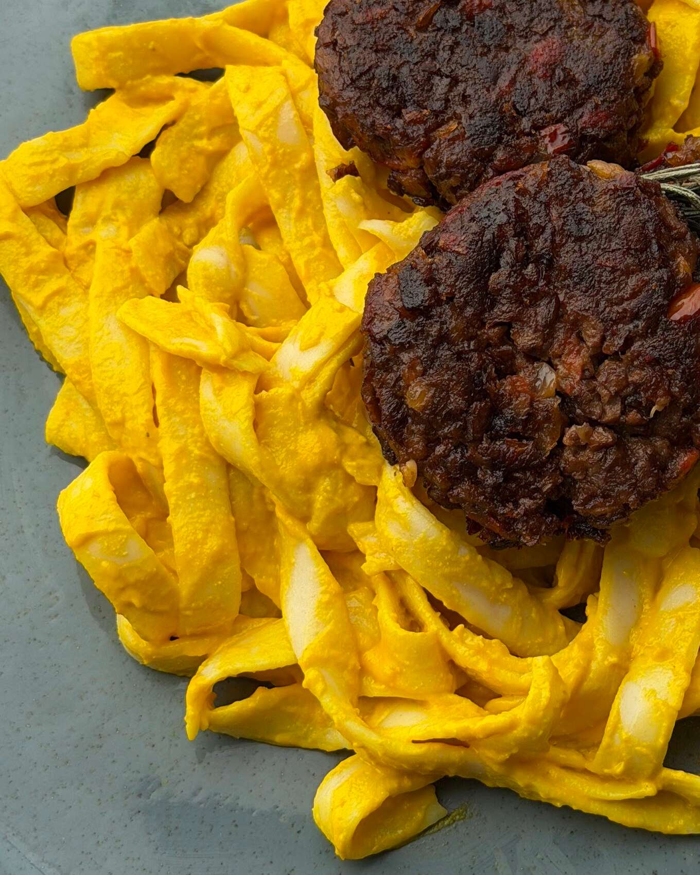 De cerca: fettuccini de maíz cubiertos de huancaína de cashews, con croquetas de soya y verduras.